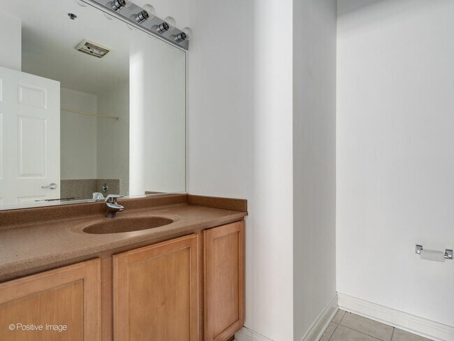 Building Photo - 8 W Monroe St