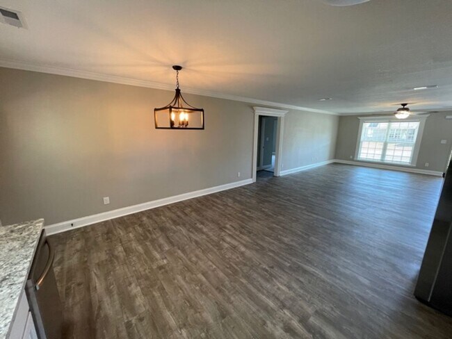 Building Photo - Maryville 37803 - 3 bedroom, 2 bath rancher - Call Ed Johnson (865) 924-5045