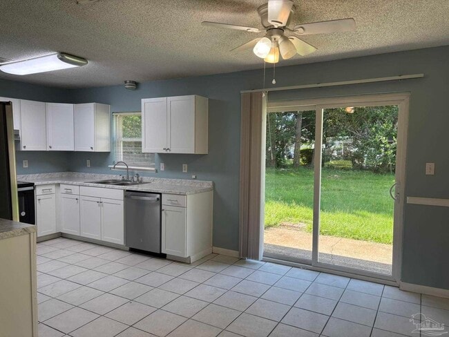 Building Photo - 3255 Maplewood Dr