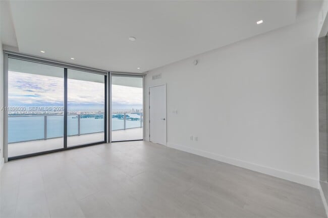 Building Photo - 700 NE 24th St