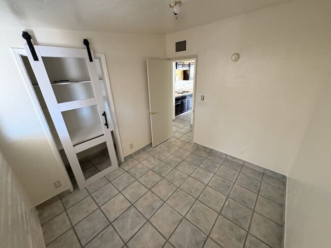 Building Photo - Great central location on cul-de-sac