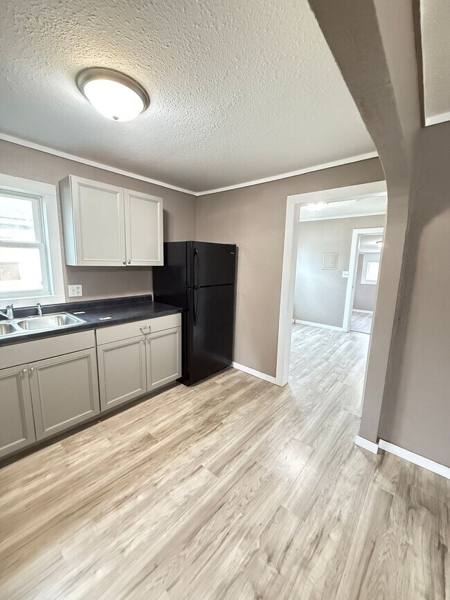 Building Photo - 3 bedroom/1 bath house