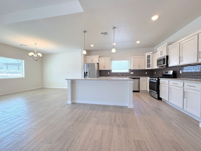 Building Photo - East El Paso 4 bed 2 Bath Refrig A/C!