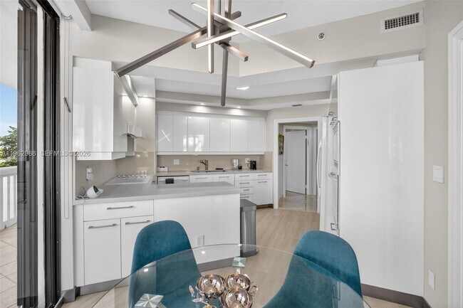 Building Photo - 2000 Island Blvd