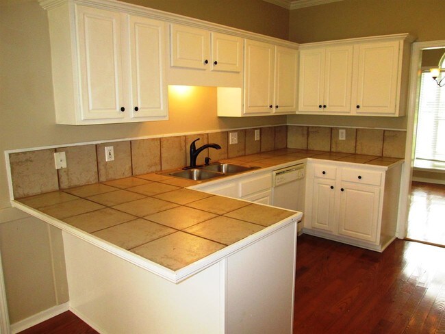 Building Photo - 437 Oak Lawn Dr
