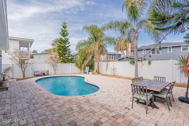 Building Photo - 214 Hopkins St