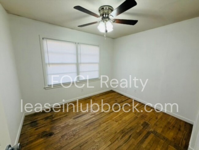 Building Photo - 2 bedroom + office, 1 car garage