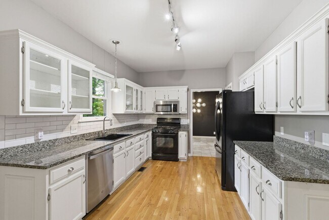 Building Photo - 913 Magnolia Ct W