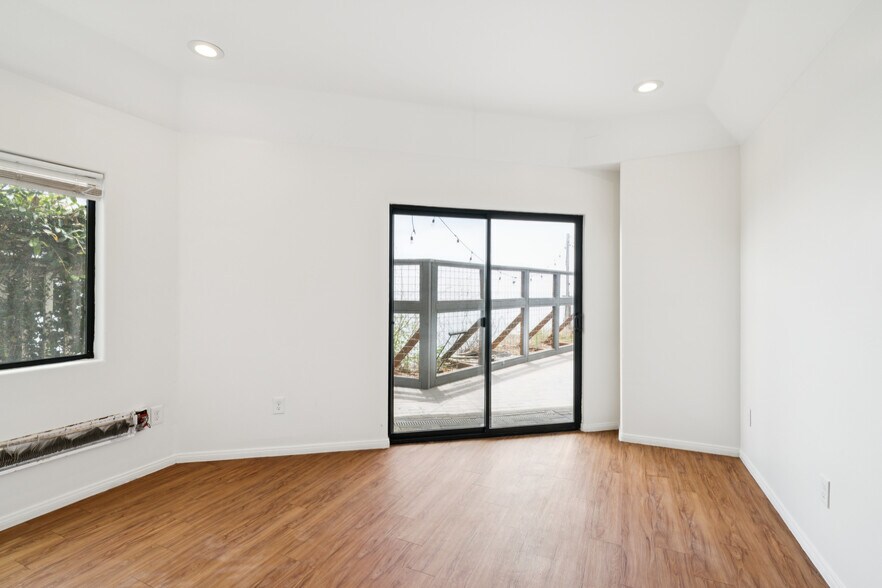 Building Photo - 6761 Del Playa Dr