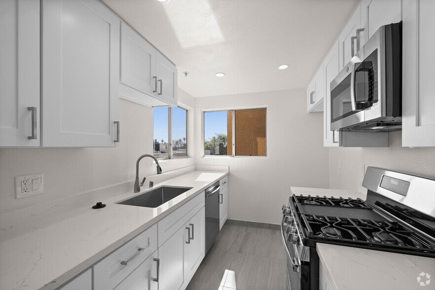 2BR, 2BA - 1,100SF - Kitchen - Rodeo Apartments