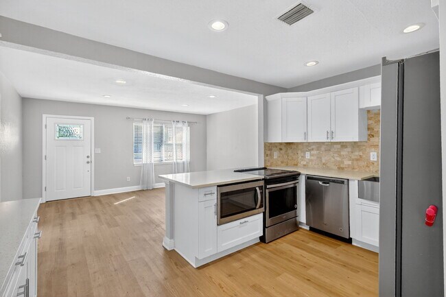 Building Photo - 541 40th Ave NE