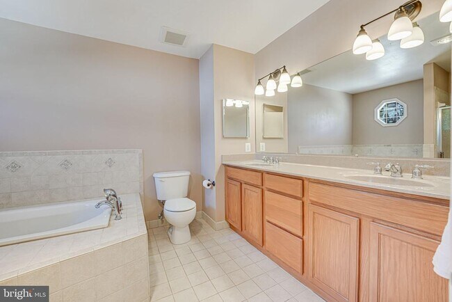 Building Photo - 9420 Lakeside Dr