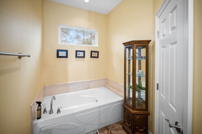 Building Photo - 632 Magnolia Cir