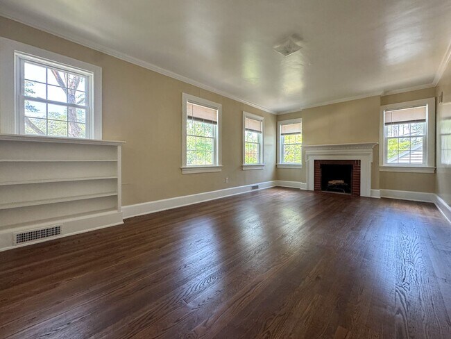 Building Photo - 512 1/2 Westmont Drive