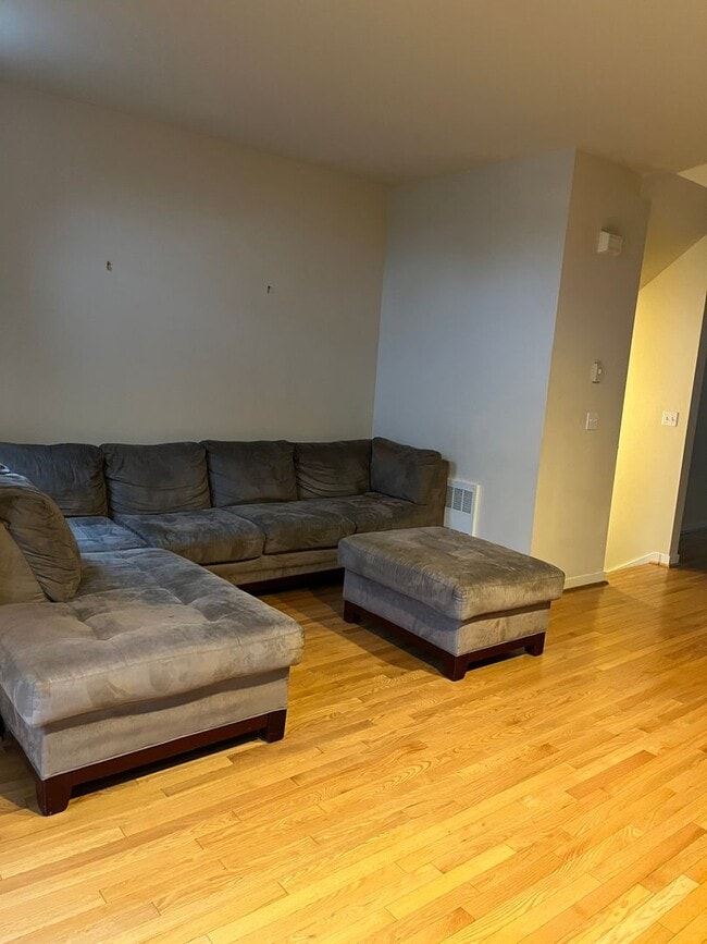 Building Photo - Ravenna Townhome