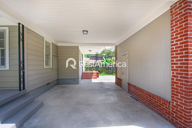 Building Photo - Newly Renovated 4 Bedroom home in Grahamwood!