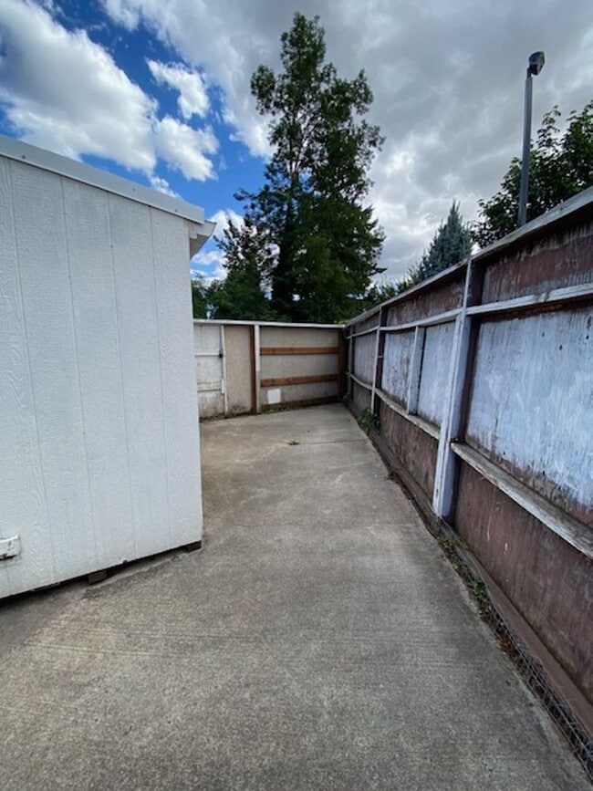 Building Photo - Large Studio Apartment Close to Parks!