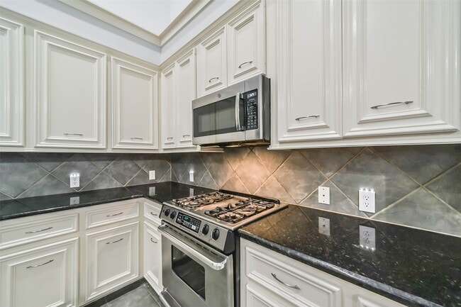 Building Photo - 1241 W 17th St