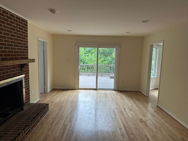 Building Photo - 2206 Fort Ward Pl