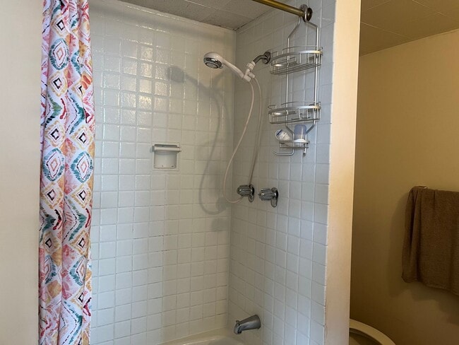 Building Photo - Maluhia Village Condo (Makiki Area) 2 bedroom, 1 bath w/1 parking - Avail 2/6.