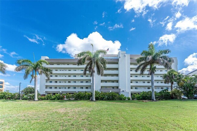 Building Photo - 1500 Park Beach Cir