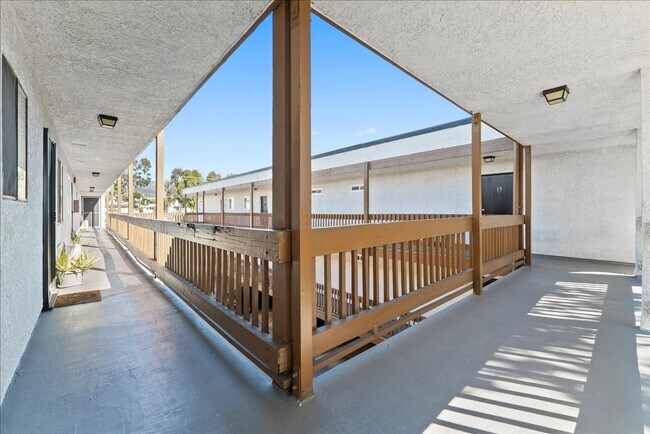 Building Photo - 631 E Elk Ave