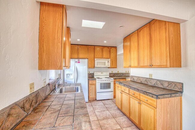 Building Photo - 1304 E Linden St