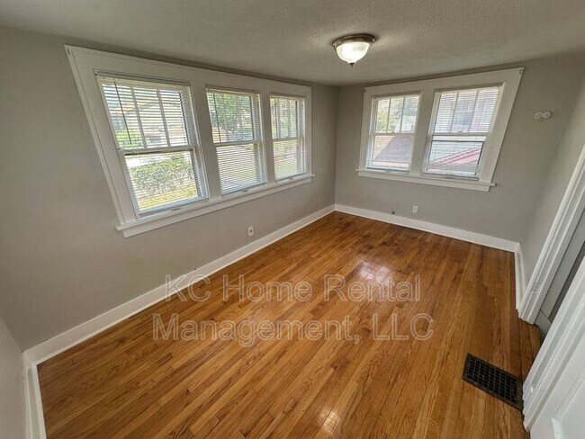 Building Photo - 402 Van Brunt Blvd