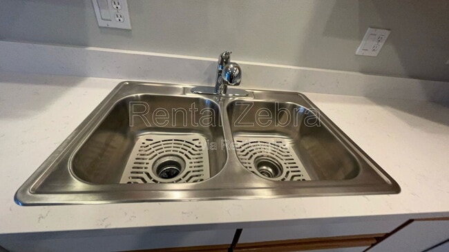 Building Photo - 1945 SW Canyon Dr