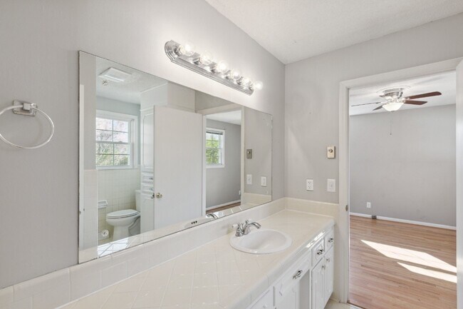 Building Photo - 220 Bartonwood Dr