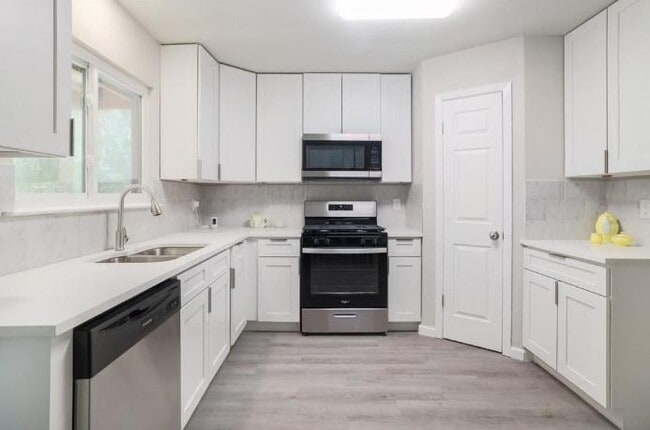 Building Photo - 2121 Trede Dr
