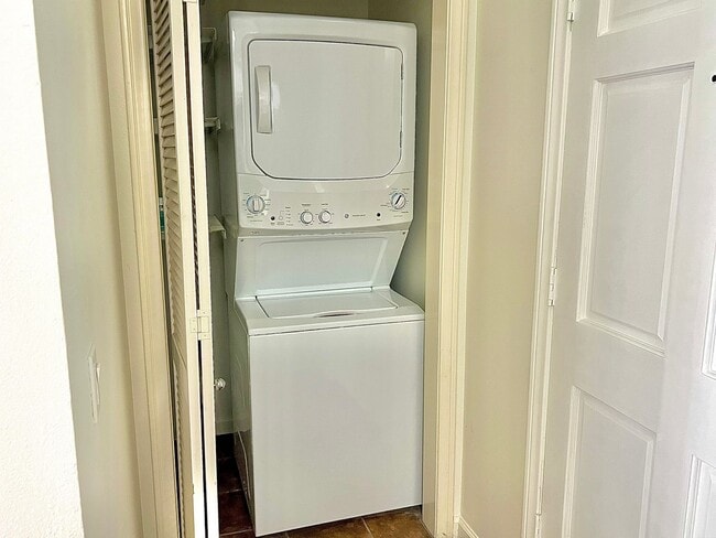 Building Photo - Updated 2-Bedroom 3 Bathroom Pasadena Town...