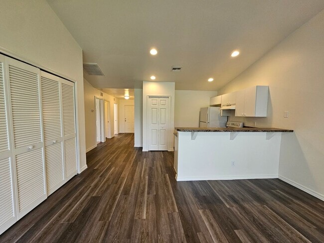 Building Photo - 2 Bedroom + Den Duplex