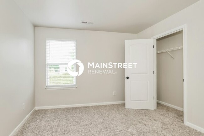 Building Photo - 3 Bedroom Pet-Friendly Home in BURLINGTON,...