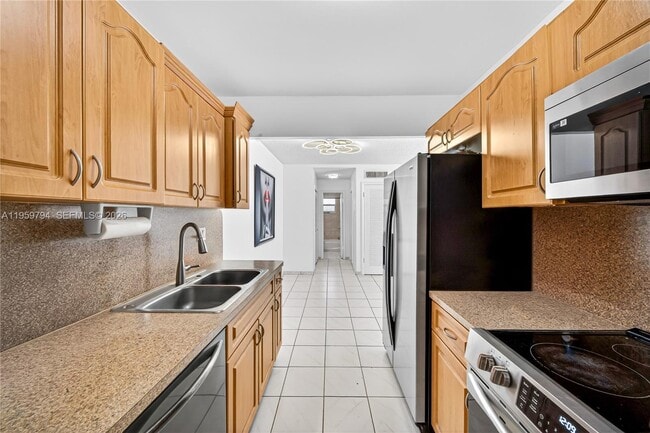 Building Photo - 900 SW 84th Ave