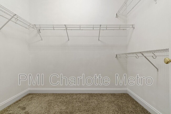 Building Photo - 5916 Meadowmere Dr