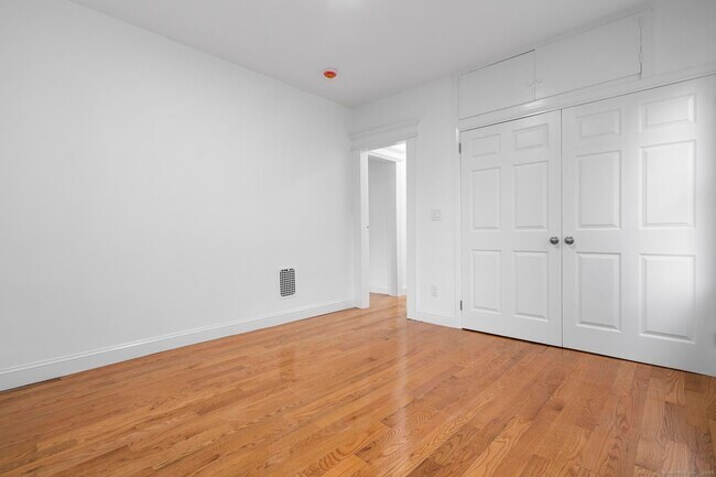 Building Photo - 565 Carroll Ave