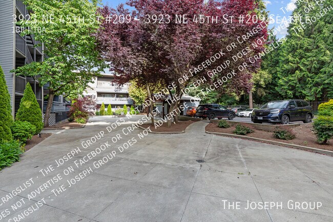 Building Photo - 3923 NE 45th St