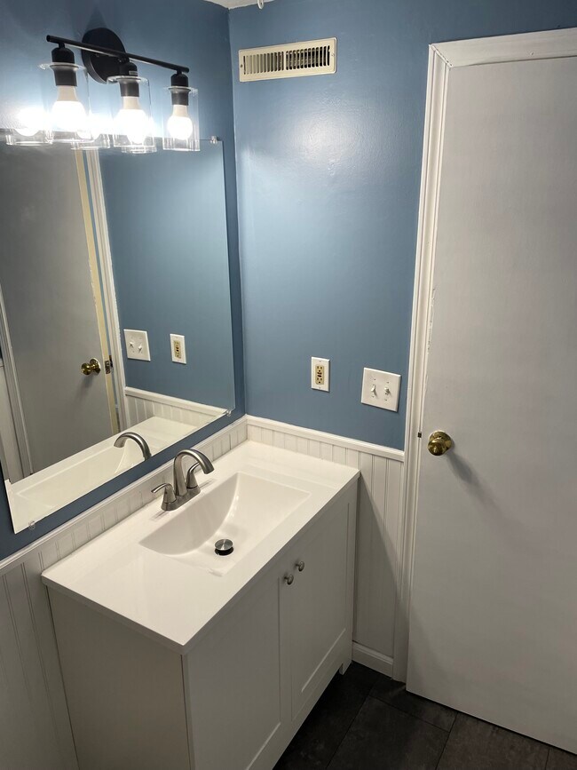 Building Photo - 4360 Inner Circle Dr