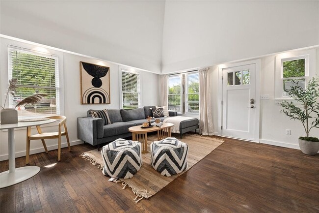 Building Photo - 1507 Drake Ave