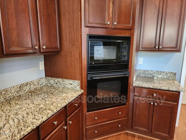 Building Photo - 608 Oxboro Cir
