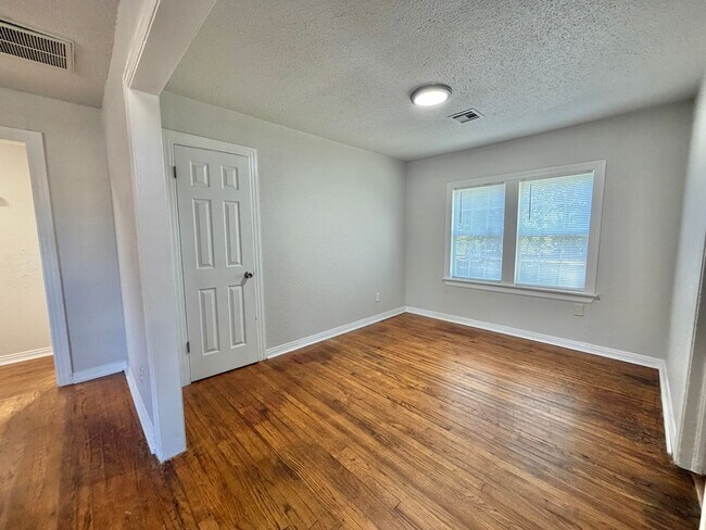 Building Photo - 4 Bedroom home!