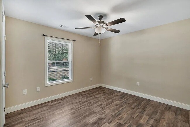 Building Photo - Charming 3-Bedroom Haven with 2 Full Baths...