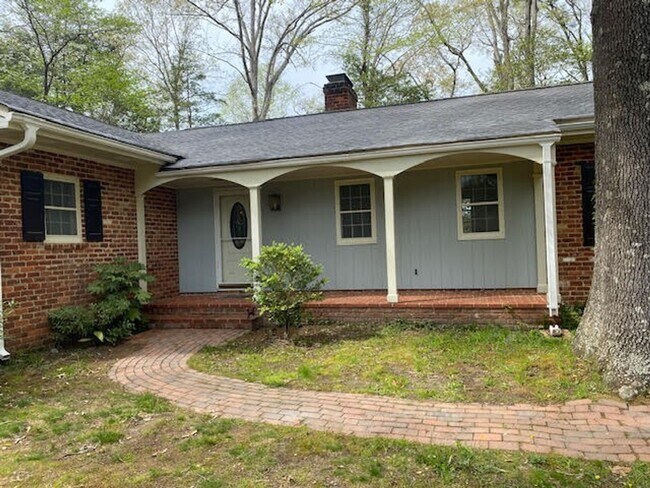 Building Photo - Rambling Brick Rancher with water views cl...