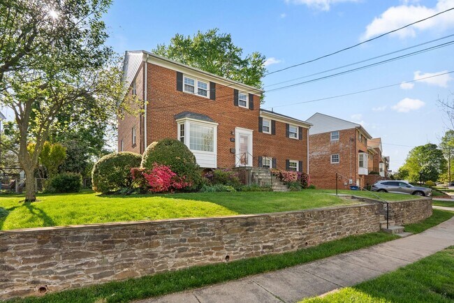 Building Photo - 3 Bed 2.5 Bath - Bethesda Split Level Single Family - Move In Ready