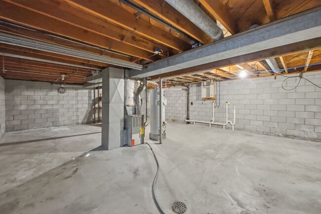 Building Photo - Move-In Ready 2 Bedroom Home with Basement Garage