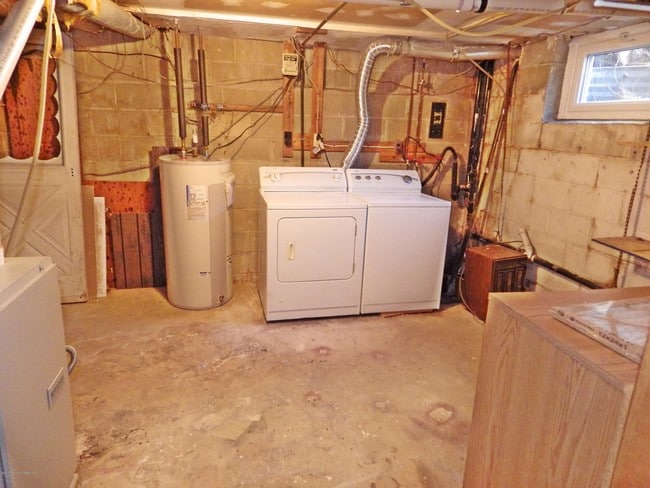Building Photo - 140 Primrose Ln