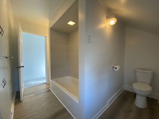 Building Photo - 2 Bedroom 1 Bathroom Unit Available in Urb...