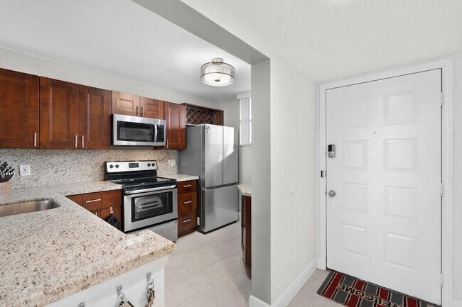 Building Photo - 111 Lake Emerald Dr