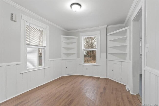 Building Photo - 393 Huntington St